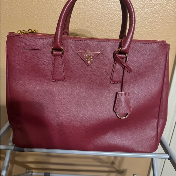 Prada Saffiano Galleria Double Zip Tote. Barely used. Like new Condition. - Picture 5 of 16